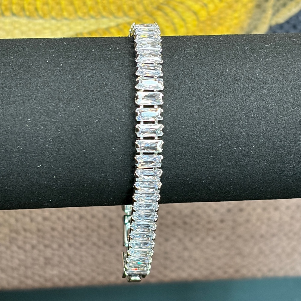 Elegant 18K White Gold Plated Tennis Bracelet with Simulated Stones